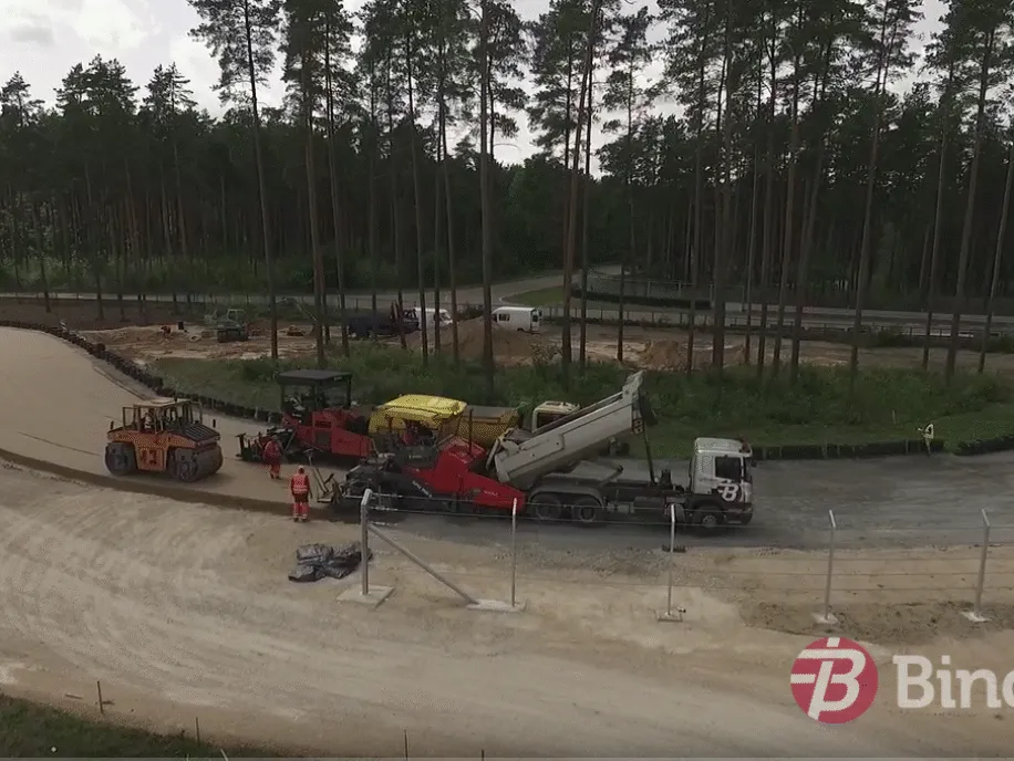 Speciālā seguma ieklāšana Biķernieku trasē. Aerovideo III VIDEO