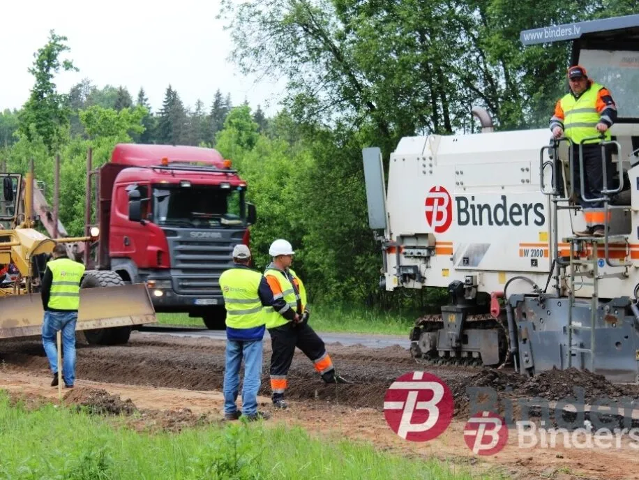 Valdības pārstāvji iepazīstas ar Valmieras šosejas  posma atjaunošanas uzsākšanu – 02.06.2014.