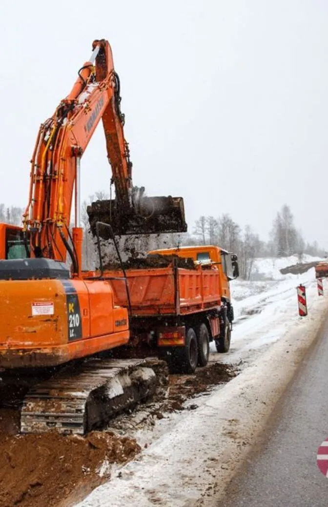 Gandrīz 12 km garā posmā uzsākta autoceļa A13 asfalta segas pārbūve
