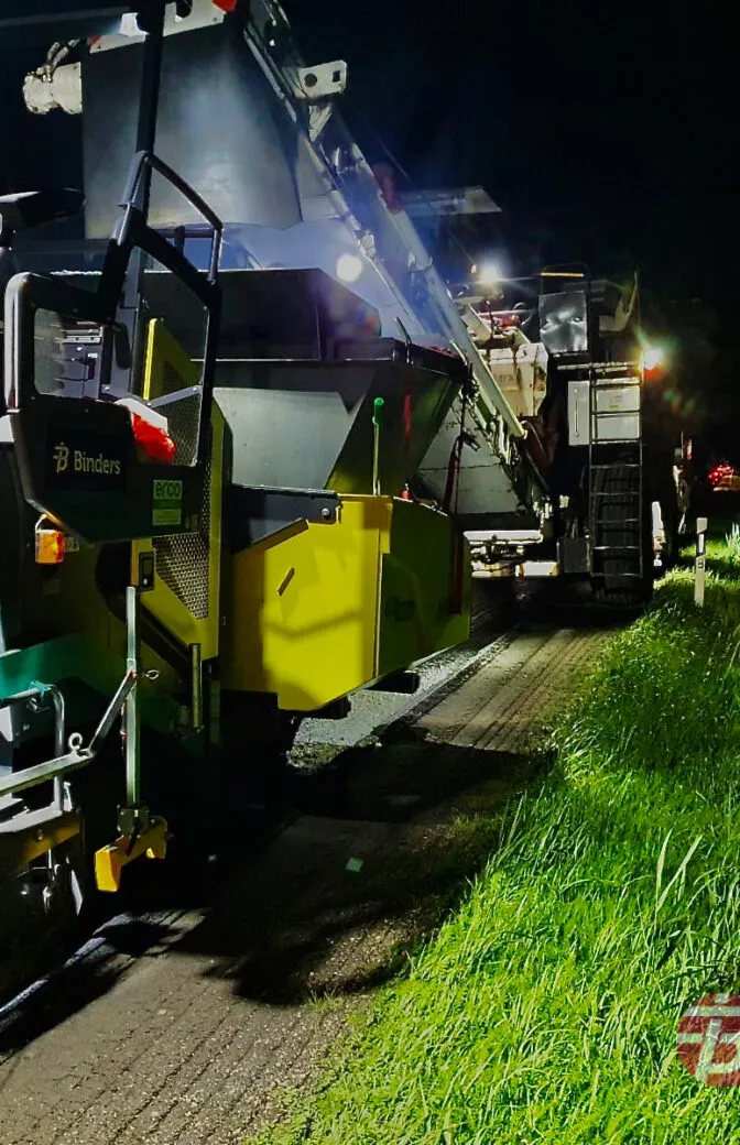 Kā naktīs notiek seguma atjaunošana uz Rīgas apvedceļa (A5)