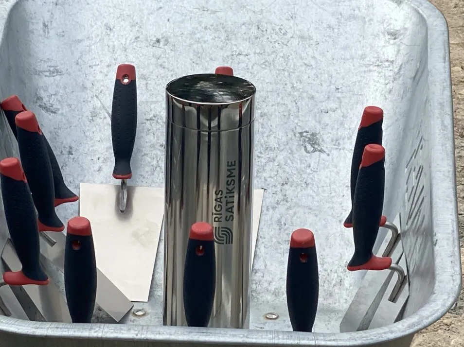 Topošās dispečeru ēkas pamatos iebetonēta laika kapsula