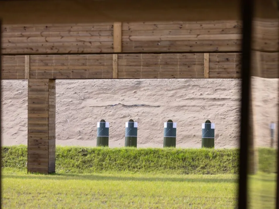 Militārajā bāzē “Ceri” atklāta jaunbūve – moderns šautuvju komplekss