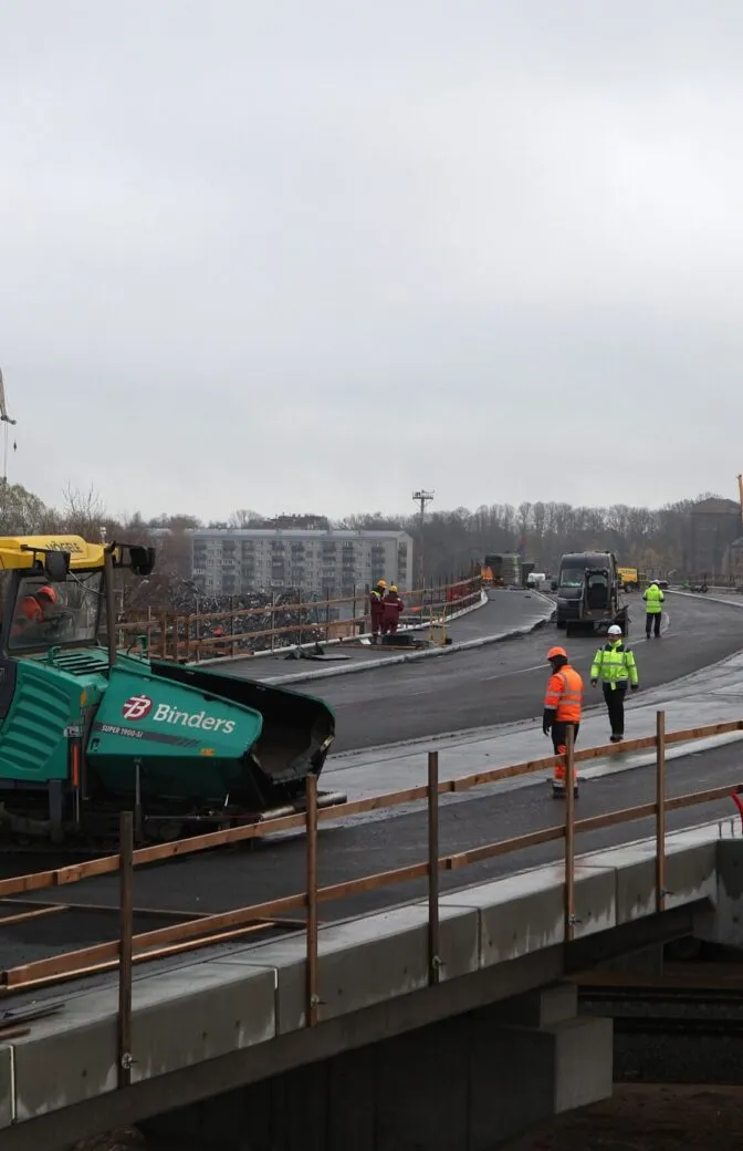 Uzsākta Sarkandaugavas satiksmes pārvada posmu asfaltēšana