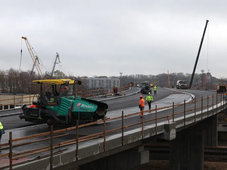 Uzsākta Sarkandaugavas satiksmes pārvada posmu asfaltēšana