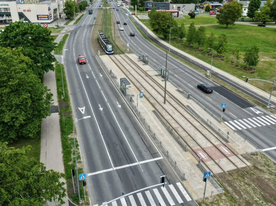 Izbūvēts tramvaja sliežu ceļu pagarinājums un transporta mobilitātes punkts “Ķengarags”